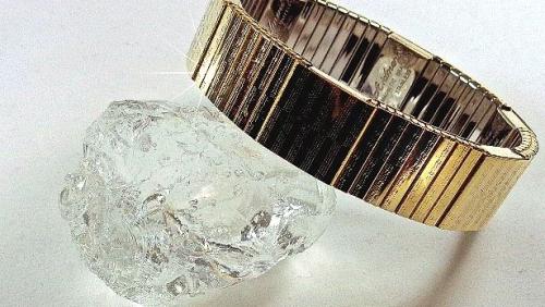 "Akuma" - Magnetpower mit dehnbarem Armband aus rostfreiem Stahl 